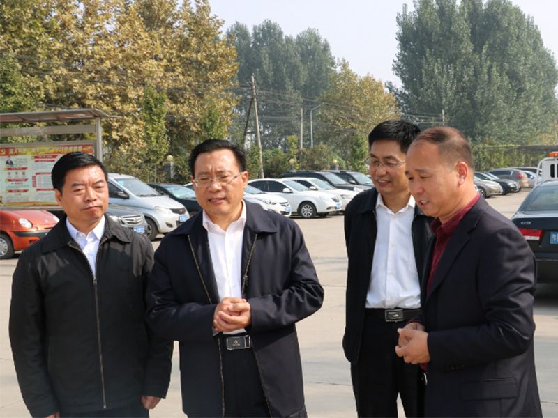 王克明與省工商聯黨組書記李德才、市政協副主席工商聯主席侯合柱、市委統 戰部副部長郭洪俠合影