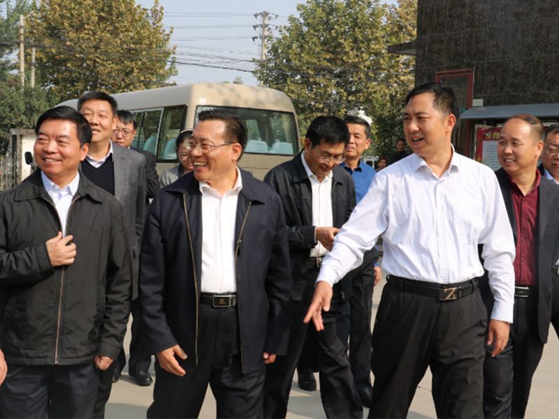 省工商聯黨組書記李德才、市政協副主席工商聯主席侯合柱、市委統 戰部副部長郭洪俠、龍安區委書記高勤科等一行到公司視察